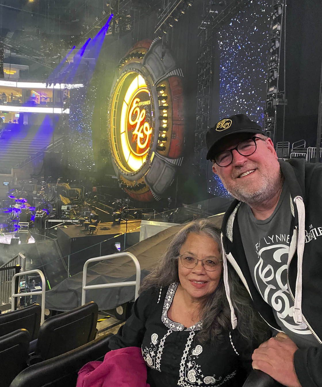 image of two people at a concert